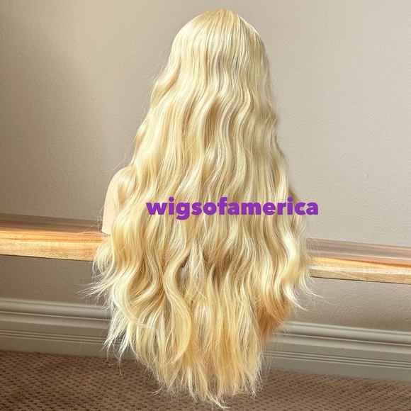 Blonde wig with bangs 24 inches long wavy - Picture 3 of 6
